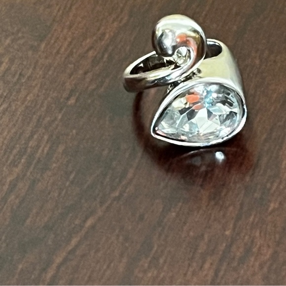 Stunning Silver Teardrop Crystal Ring - Picture 8 of 10